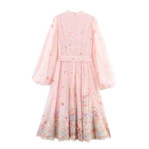 Roze chiffon maxi-jurk met bloemenborduursels en tailleband achteraanzicht