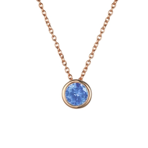 Kurze roségoldene Halskette mit rundem blauem Edelsteinanhänger und Zargenfassung