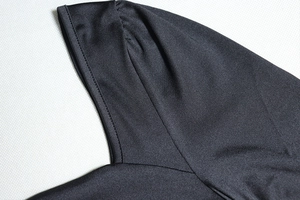 Dettaglio macro delle cuciture e del tessuto nero elastico di un abito attillato sexy