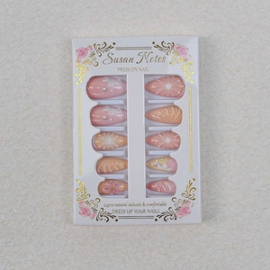 Press-on Nails Set mit 24 rosa Mandelnägeln mit 3D-Blumen, Muscheln und Perlen