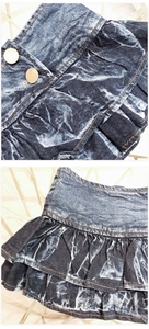 Detailansicht des Denim-Rocks mit Goldknöpfen und gestuften Rüschensaum-Lagen