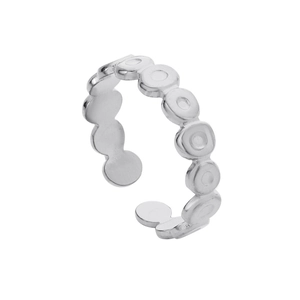 Vue détaillée d'une bague ajustable en acier titane argenté à disques plats