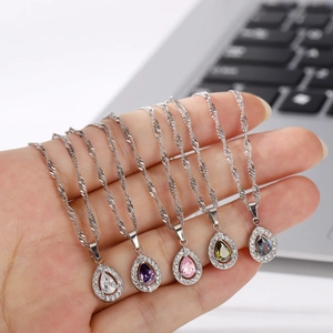 Cinq pendentifs goutte en zircon de couleurs assorties sur chaînes argentées