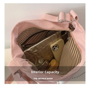 Borsa a tracolla in velluto rosa con ampio spazio interno per cellulare e trucchi