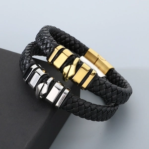 Dettaglio di bracciali in pelle intrecciata con chiusure magnetiche in oro e argento