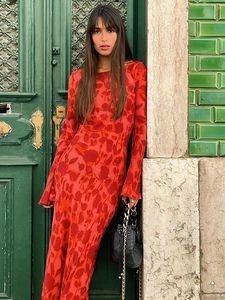 Elegant long-sleeved maxi dress with bold red floral patterns in a loose street style