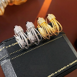 Boucles d'oreilles créoles plaquées or 14K avec zircons en or et argent sur un coffret