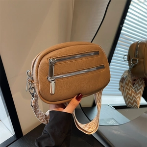 Elegante braune Damen Brusttasche aus Kunstleder mit Doppelreißverschluss und breitem Gurt.