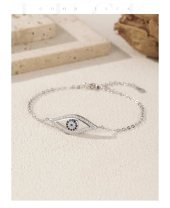 Détail du bracelet en argent S925 avec motif œil maléfique et pierres bleues et claires