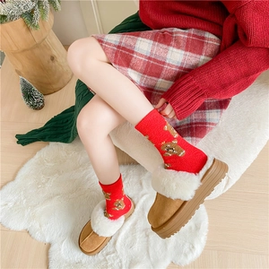 Ensemble d'hiver avec chaussons en polaire marron et chaussettes ours rouges pour le confort