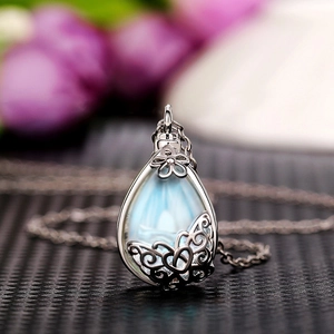 Collana con fiore traforato in argento e ciondolo in pietra di luna a goccia da donna