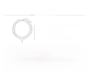 Vue détaillée du collier de perles à deux rangs avec un pendentif croix en argent