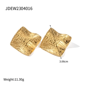 Dettaglio di orecchini in titanio oro 18K con trama lavica e dimensioni di 3,06 cm