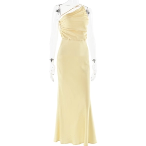 Détail d'une robe longue élégante jaune pâle à une épaule avec texture en soie drapée