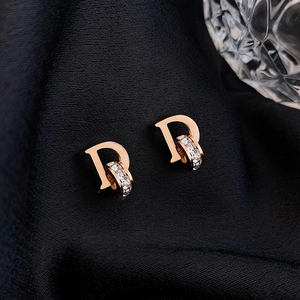 Ohrstecker Buchstabe D in Roségold mit Zirkonia auf schwarzem Samt für Damen Schmuck