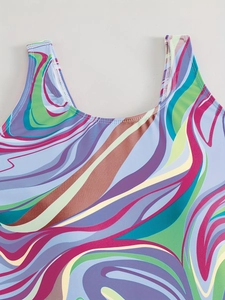 Détail du tissu à imprimé marbré coloré avec encolure en U et coutures sur un maillot