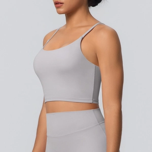 Vue détaillée de côté de l'ensemble de yoga haut et legging sans couture en gris clair