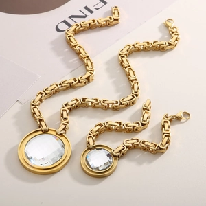 Detail of golden byzantine chain necklace and bracelet set with clear crystal charms