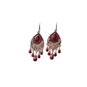 Boucles d'oreilles vintage en bronze avec gouttes en verre rouge et détails bohèmes