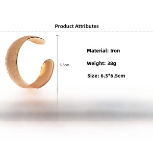 Détails du bracelet jonc doré gravé avec motifs floraux et diamètre de 6,5 cm spécifié