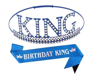 Vue détaillée de l'écharpe Birthday King bleue et de la couronne avec strass King