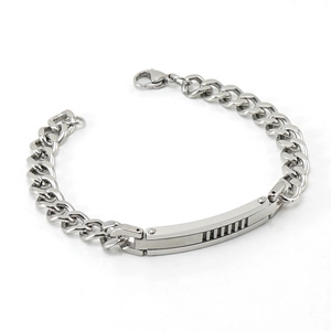 Nahaufnahme von silbernem Panzerarmband mit rechteckiger gebürsteter Metallplatte