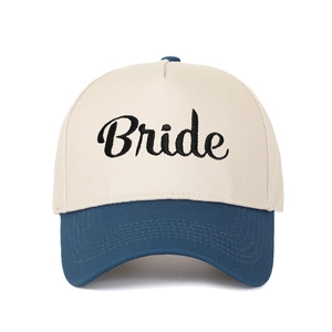 Dettaglio del ricamo Bride su un cappello trucker bicolore beige e blu navy