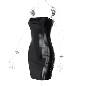 Detail von glänzendem schwarzem PU-Leder an einem sexy trägerlosen Bodycon-Minikleid