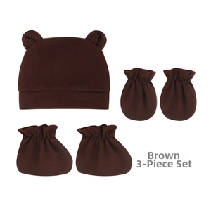 Détail ensemble bonnet marron à oreilles pour bébé avec moufles et chaussons doux