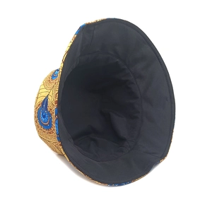 Détail du chapeau bob avec imprimé africain montrant la doublure noire