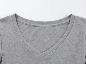 Détail de l'encolure en V et de la texture en modal doux sur un haut gris ajusté