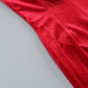 Gros plan sur le tissu en velours rouge haut de gamme, texture douce et satinée