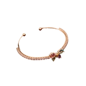 Bracelet papillon ajustable en or rose avec pierres colorées et accents de zircone