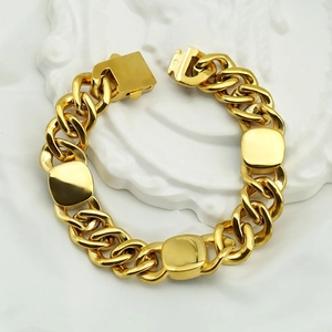 Bracelet cubain doré hip hop avec pierres précieuses sur fond de soie blanche