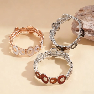 Bracelets élastiques bohèmes avec détails en émail et finitions en métal doré et argent