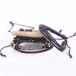 Detailansicht von 5-teiligen mehrlagigen Lederarmbändern mit Legierungsblatt-Anhängern