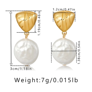 Detailed dimensions of gold triangle pearl earrings with 3cm height and 1.38cm pearl