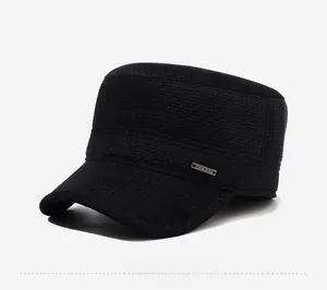 Vista dettagliata del cappello militare nero con tessuto in maglia e placca in metallo Sport