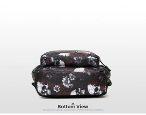 Detailansicht des verstärkten Bodens dieses schwarzen Rucksacks mit Totenkopf-Druck