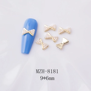 Bijoux à ongles nœud doré avec perles blanches sur ongle bleu, 9x6mm MZH-8181