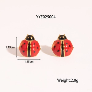 Dettaglio degli orecchini a perno a forma di coccinella rossa con dimensioni