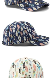 Dettaglio della stampa a piume colorate e fibbia in metallo regolabile su cappello baseball