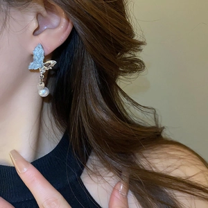 Détails de boucles d'oreilles papillon asymétriques avec cristal et pendentif perle