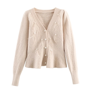 Cardigan beige in maglia con scollo a V, bottoni di perle e finiture in piume eleganti