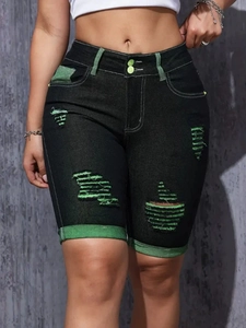Detail von High-Waist-Jeansshorts mit grünem Kontrast-Distressed-Look und Fransensaum
