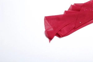 Nahaufnahme von rotem Netzstoff mit dezentem Glitzereffekt und transparentem Finish