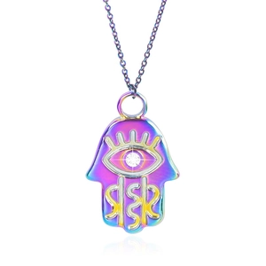 Détail du pendentif Main de Fatma irisé avec zircon mauvais œil sur une fine chaîne