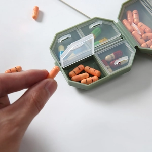 Portapillole esagonale portatile a 6 scomparti verde per conservazione settimanale