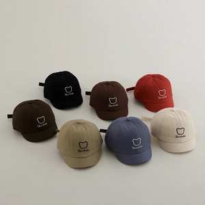 Casquettes souples en coton pour bébé avec broderie ours mignon en sept couleurs variées