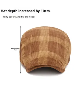 Détail d'une casquette plate en velours côtelé marron à carreaux, calotte de 10cm